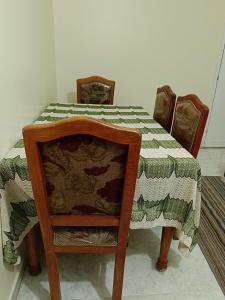 uma mesa com uma toalha de mesa verde e branca em النخلة 8 em Almançora