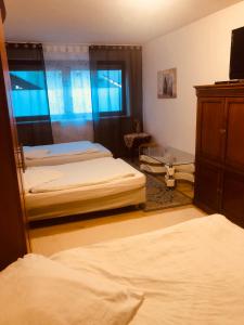 1 dormitorio con 2 camas y vestidor en Pension Stein bei nürnberg, en Stein bei Nürnberg