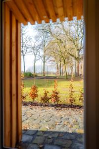 een raam met uitzicht op een park bij AMTENBRINKSHOF Appartements in Gütersloh