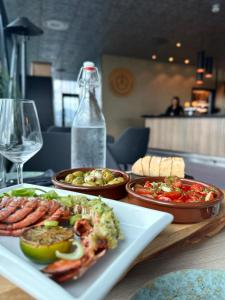 una mesa con platos de comida y una botella de agua en Quality Hotel Grand Royal en Narvik