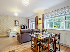 - un salon avec une table et un canapé dans l'établissement 2 Bed in Cheltenham 49336, à Southam