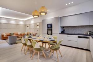 uma cozinha e sala de jantar com mesa e cadeiras em 190 Suite Fontaine - Superb apartment in Paris. em Paris