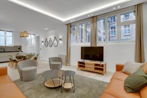 uma sala de estar com um sofá e uma mesa em 190 Suite Fontaine - Superb apartment in Paris. em Paris