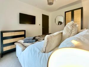 um quarto com uma cama, um sofá e uma televisão em The Forkbeard City Stay em York