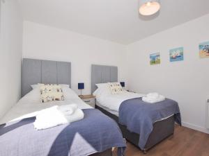 - une chambre avec 2 lits et des serviettes dans l'établissement 2 Bed in Bideford 49224, à Bideford