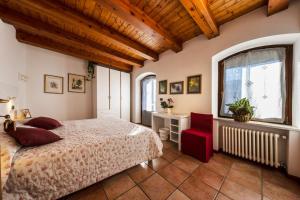 um quarto com uma cama grande e uma janela em Casa Giovannella em Feltre