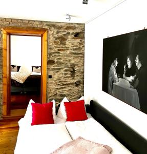 uma sala de estar com um sofá com almofadas vermelhas em Landgasthof Zum Weissen Schwanen em Braubach