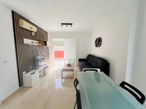 - un salon avec un canapé et une table dans l'établissement Terraza del sol, à Candelaria