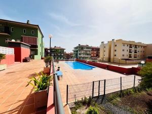 uma piscina ao lado de um edifício em Terraza del sol em Candelaria