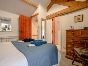 1 dormitorio con 1 cama grande y vestidor en 1 Bed in Gamblesby 90416, en Kirkoswald