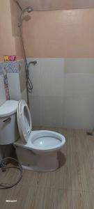 un baño con inodoro y ducha en The Tribe Apartment, en Port Barton