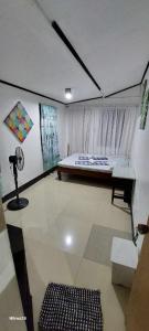 Un dormitorio con una cama y una lámpara. en The Tribe Apartment, en Port Barton 2 fotos más