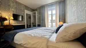 Postel nebo postele na pokoji v ubytování Carlton Lausanne Boutique Hôtel