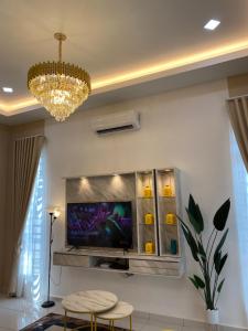 TV a/nebo společenská místnost v ubytování Single storey bungalow Tangkak