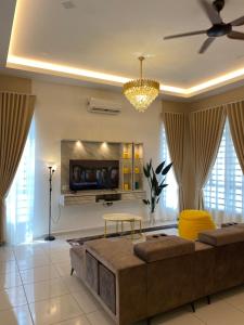 TV a/nebo společenská místnost v ubytování Single storey bungalow Tangkak