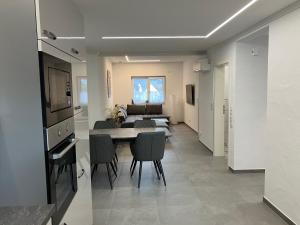 a living room with a table and chairs and a couch at Ferienwohnung StilleMitte in Reil