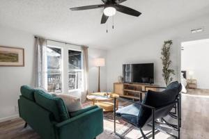 sala de estar con 2 sillas y ventilador de techo en Starlight Horizon 2 Cabins CD - Side-by-Side Group Retreat - Pet-Friendly Texas Hill Country Cabins Near Canyon Lake - Pool, Stargazing, Sleeps 16, en Canyon Lake