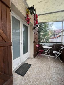 un portico con porta, tavolo e sedie di Maison privée près de stade de France a La Courneuve