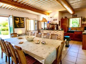een keuken en eetkamer met een tafel en stoelen bij Modern Villa in Villars with Sauna in Villars