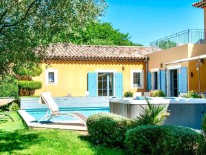 een huis met een zwembad in de tuin bij Modern Villa in Villars with Sauna in Villars