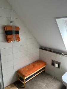 una pequeña ducha con banco en el baño en Haus-Sonneck, en Esens 24 fotos más