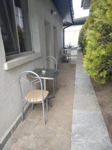 una mesa y sillas sentadas en un lateral de un edificio en Camping Goldfish en Sozopol