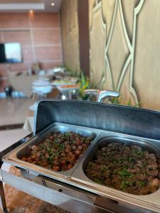 ein Tablett mit Essen auf einer Theke in einer Küche in der Unterkunft Villa Park in Khobar