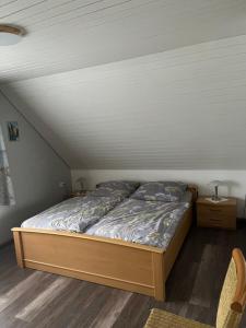 ein Schlafzimmer mit einem Bett im Dachgeschoss in der Unterkunft Haus-Sonneck in Esens