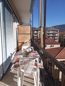 a balcony with a table and chairs on a balcony at Tigullio Vacations - Da Gabriella in Chiavari