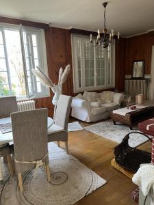 - un salon avec un canapé blanc et une table dans l'établissement Villa damobricero, à Allonnes