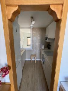 A kitchen or kitchenette at Ático Almuiña.