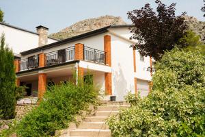 una casa con una montaña en el fondo en Mas del Cel - Casa Rural, en Confrides