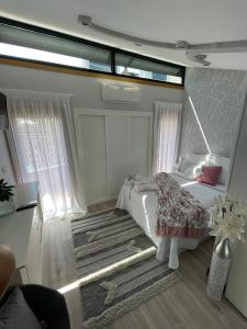 1 dormitorio con cama y ventana en Ático Almuiña. en Marín