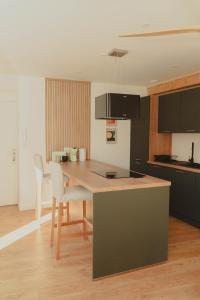 a kitchen with a counter and a table and chairs at Au cœur de Hyeres, Idéal pour les couples ! in Hyères