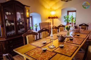 comedor con mesa de madera y sillas en Penzion Element 