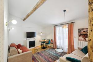 sala de estar con sofá y mesa en 264 Suite Latino - Superb apartment in Paris, en París