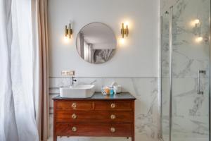y baño con lavabo y espejo. en 264 Suite Latino - Superb apartment in Paris, en París