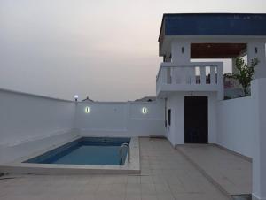 a swimming pool in the middle of a building at Studio de luxe chez FOUR IN ONE Résidence in Limbe