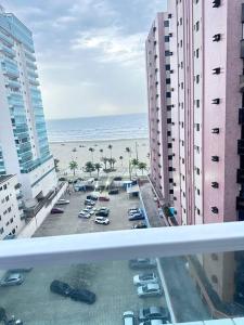 a view of a parking lot next to the beach at Apartamento vista mar in Praia Grande