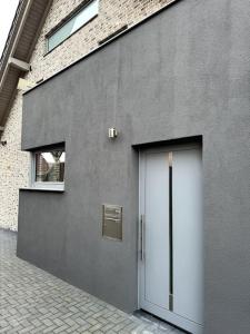 uma porta do lado de um edifício em Meine gemütliche Auszeit em Wolfsburg