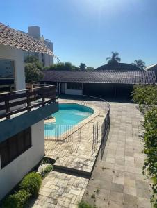 una piscina con una valla junto a un edificio en Pousada A Cabana en Uruguaiana