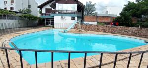 una gran piscina con un tobogán en una casa en Pousada A Cabana en Uruguaiana