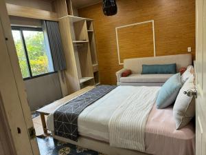 - une chambre avec un grand lit et un canapé dans l'établissement Lọ Lem Homestay, à Vĩnh Long