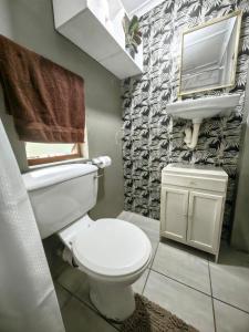 A bathroom at Mitchell Guesthouse