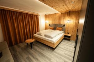 格绍Apartment Gosauschmied的一间带床和桌子的小卧室 更多26张照片