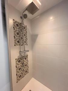 La salle de bains est pourvue d'une douche avec rideau de douche. dans l'établissement Rance Solidor, à Saint-Malo