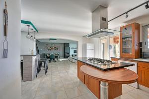 eine Küche mit Theke und Herd Oberer Backofen in der Unterkunft Barbouillet - Maison avec piscines partagées in Joyeuse