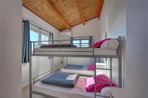 3 Etagenbetten in einem Zimmer mit Fenster in der Unterkunft Barbouillet - Maison avec piscines partagées in Joyeuse + 10 Fotos