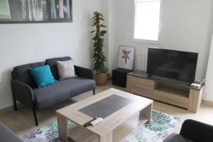 a living room with a couch and a coffee table at La pépinière/ Au cœur des châteaux et Beauval in Contres