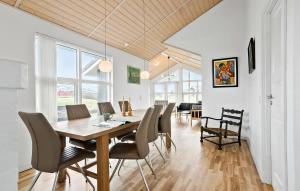 una sala da pranzo con tavolo e sedie di Holiday Home Vinkelbæk Nordborg Denm a Nordborg